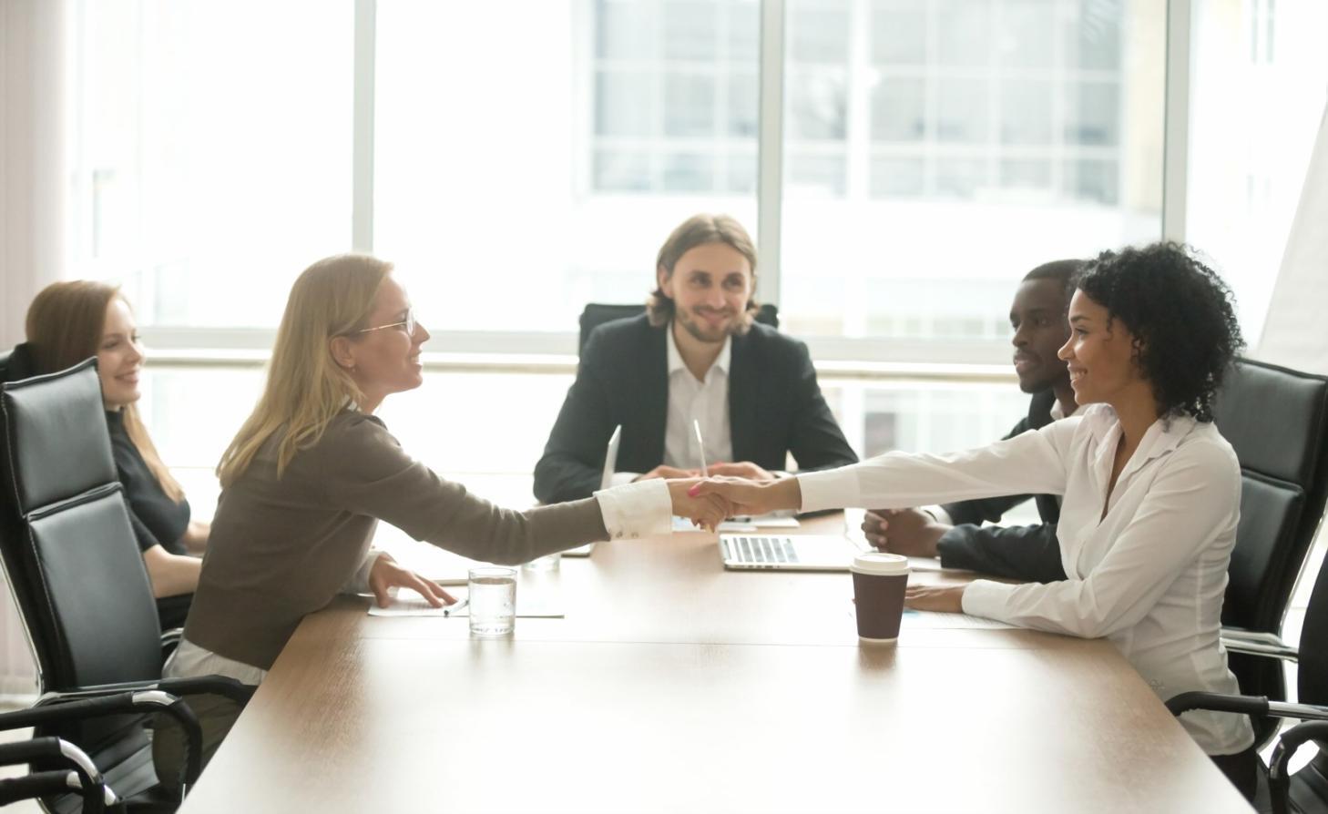 Finanzberatung in der Praxis - Berater erklärt Budgetplanung am Computer