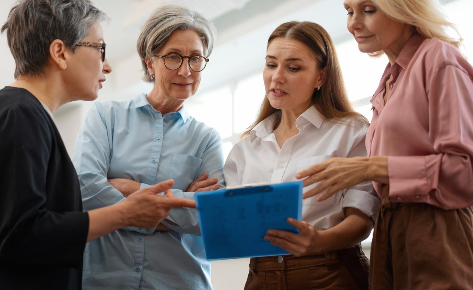 Moderner Arbeitsplatz mit Finanzunterlagen und Laptop für Budgetplanung